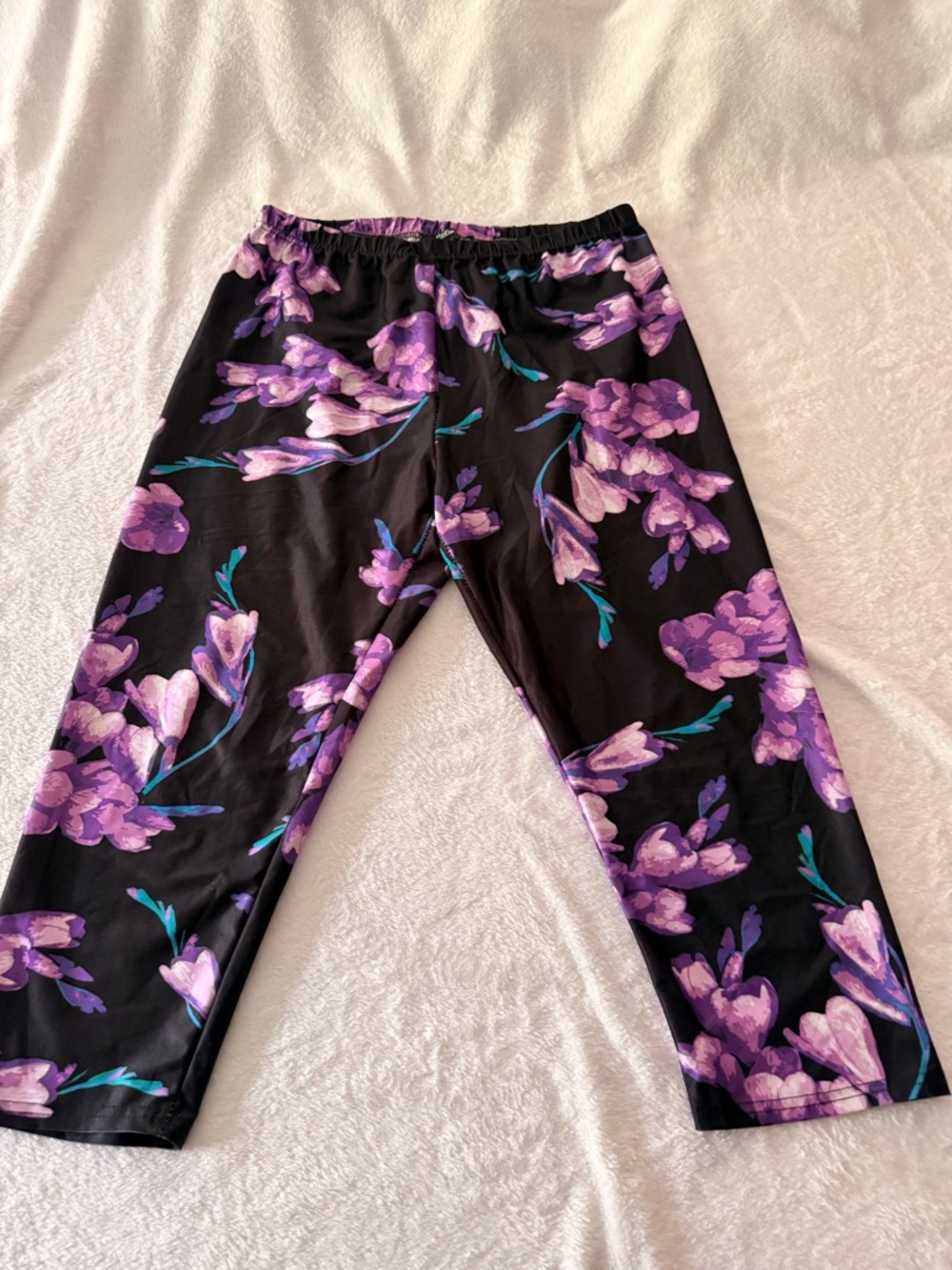 lily by firmiana Purple Floral Black Capris L/XL
